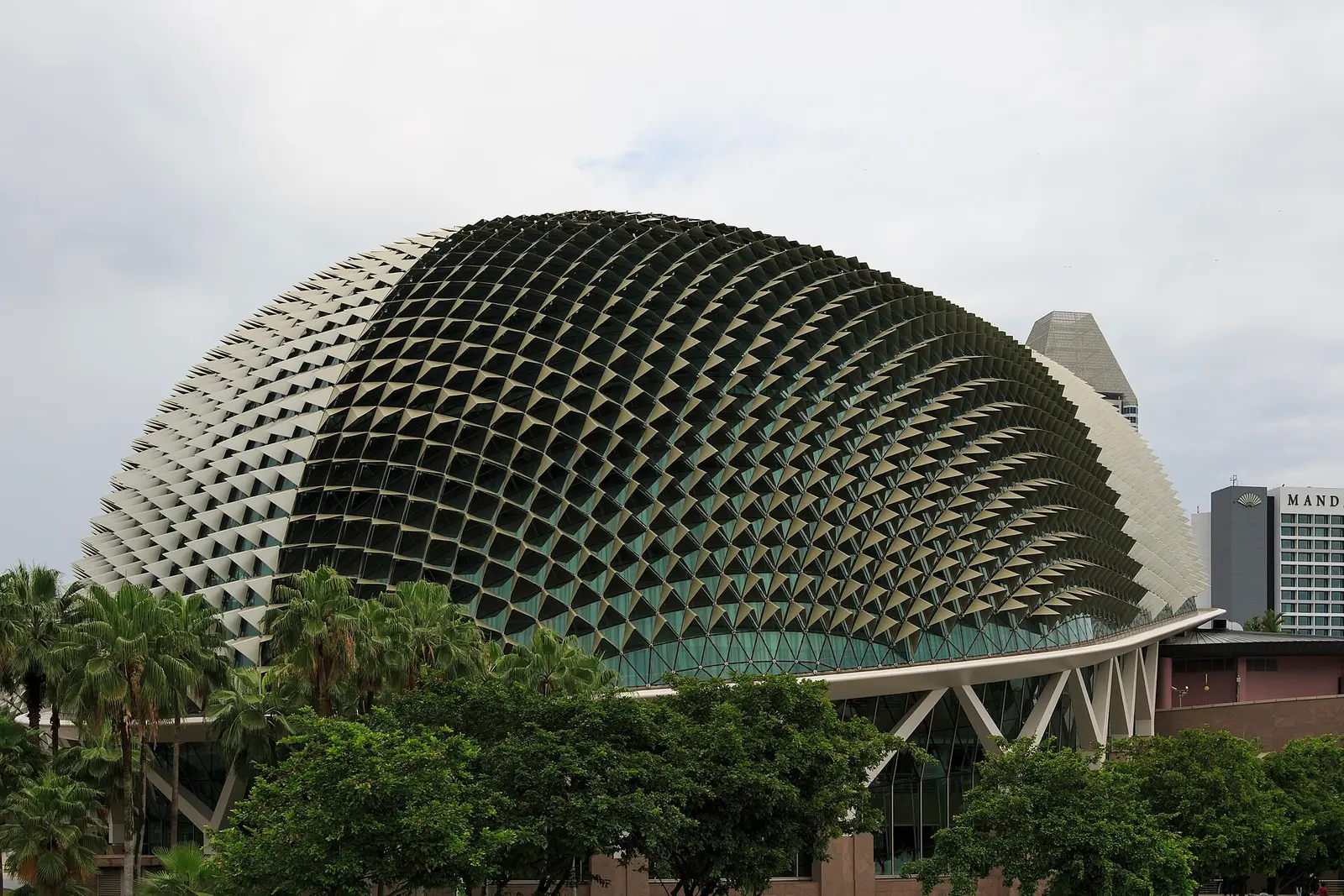 The spiked dome of Esplanade – Theatres on the Bay behind palm trees